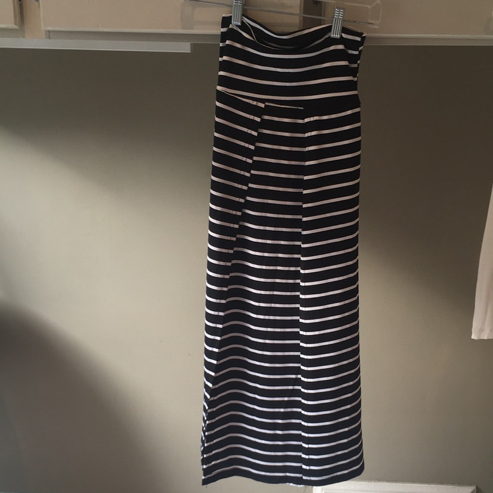 Black and White Stripped Long Skirt with Slits